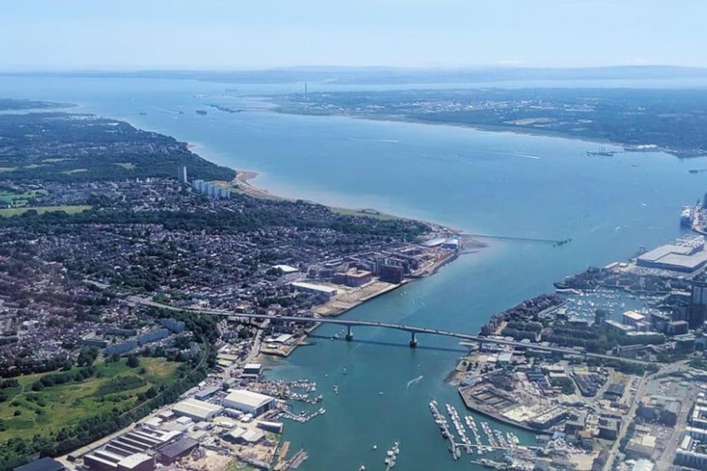 Welcome 4 Business Or Pleasure! Super Central Southampton 'City Vibes' # Stylish Apartment With Outside Space! 1-4 Guests Book Your City Break Or Pre-Cruise Stay! Close To Mayflower Theatre, Universities, Cruise Terminals, Hospitals & Shops! Extérieur photo
