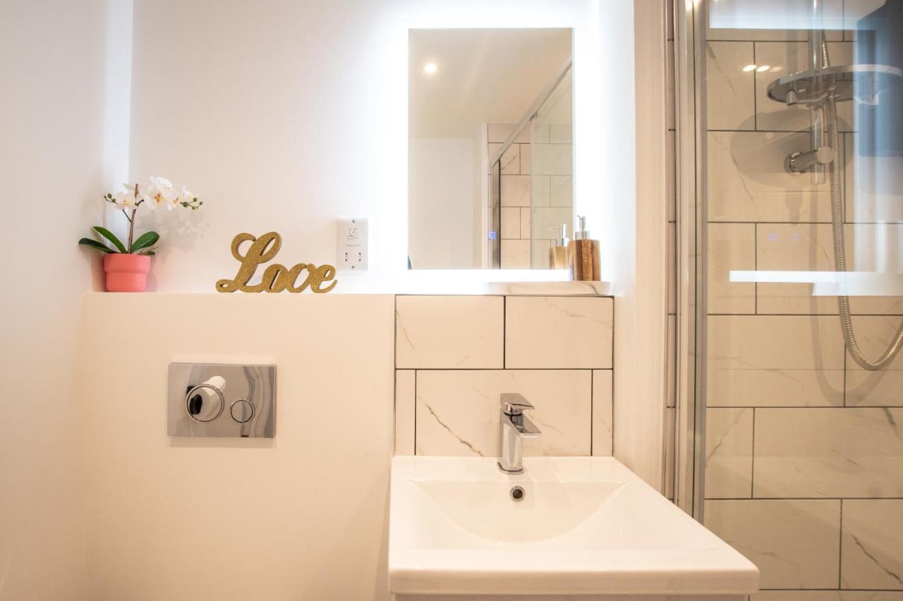 Welcome 4 Business Or Pleasure! Super Central Southampton 'City Vibes' # Stylish Apartment With Outside Space! 1-4 Guests Book Your City Break Or Pre-Cruise Stay! Close To Mayflower Theatre, Universities, Cruise Terminals, Hospitals & Shops! Extérieur photo