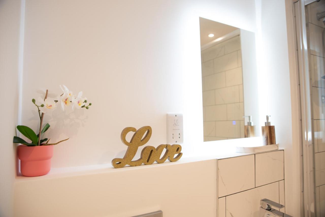 Welcome 4 Business Or Pleasure! Super Central Southampton 'City Vibes' # Stylish Apartment With Outside Space! 1-4 Guests Book Your City Break Or Pre-Cruise Stay! Close To Mayflower Theatre, Universities, Cruise Terminals, Hospitals & Shops! Extérieur photo
